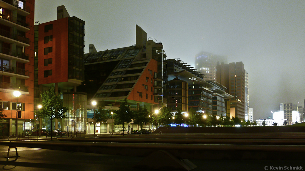 Wenn die Nacht zum Tag wird - das dichte Lichtermeer am Potsdamer Platz in Berlin erleuchtet den wolkenverhangenen Nachthimmel, in den die oberen Etagen des Kollhoff-Towers bereits hinein ragen. (01.08.2011)