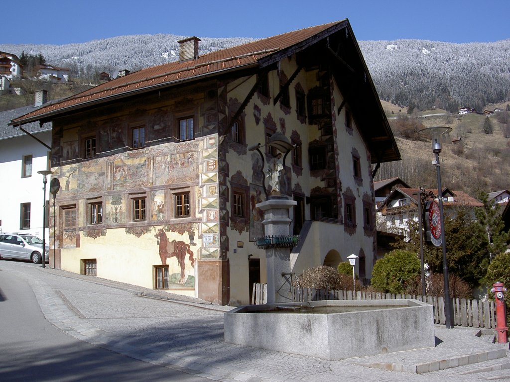 Wenns im Pitztal, Platzhaus am Dorfplatz, Fassadenmalerei aus dem 16. Jahrhundert (01.04.2013)