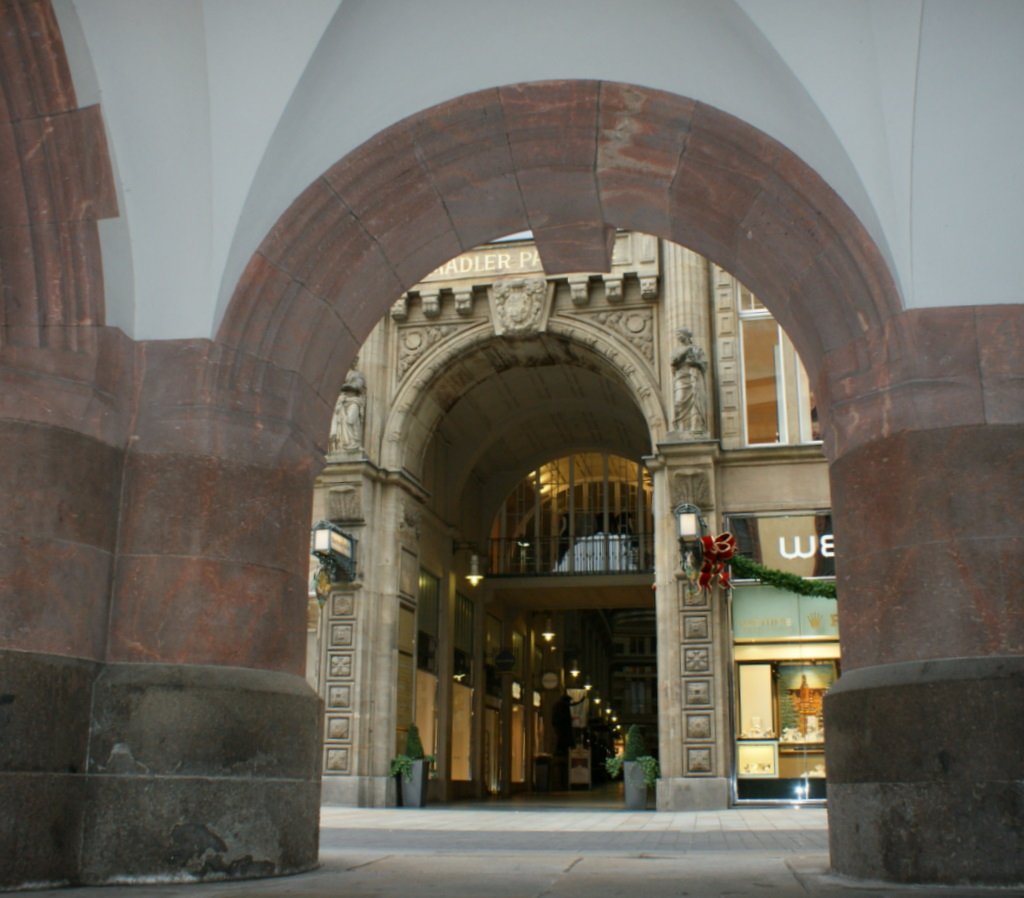 Wer Luxus sucht kann diesen auch heute wieder in der berhmten Mdlerpassage finden.
(November 2009)