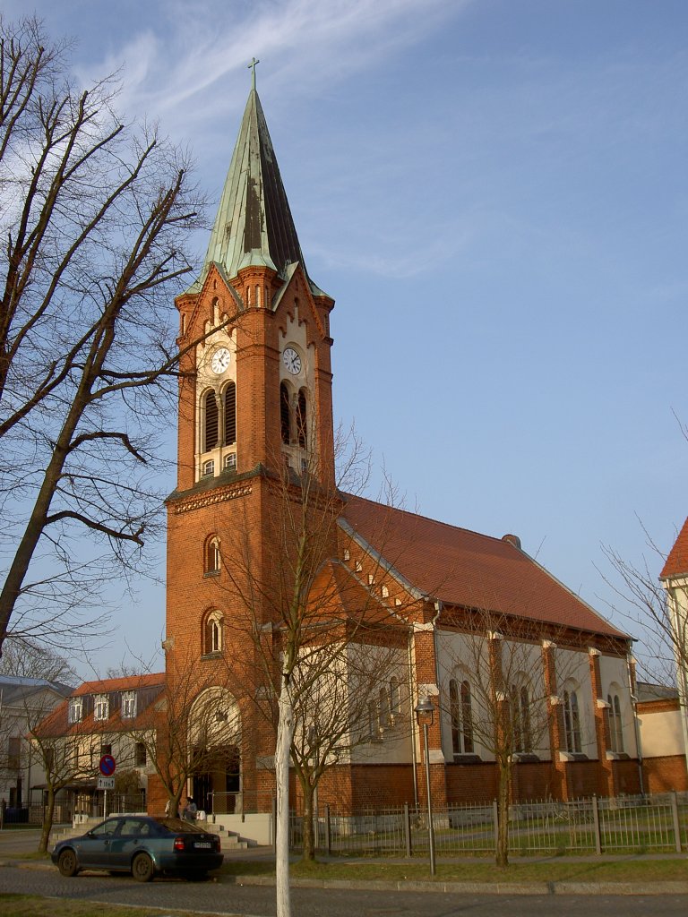 Werder/Havel, Kath. Kirche Sankt Maria Meeresstern, erbaut 1905 im neuromanischen 
Stil mit 35 Meter hohen Turm, Kreis Potsdam (16.03.2012)
