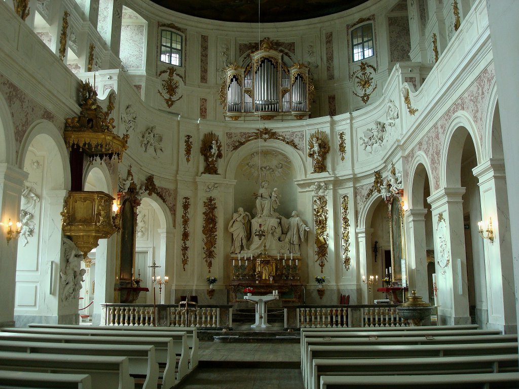 Wermsdorf in Sachsen,
die Schlokapelle des Schlosses Hubertusburg,
ist im Hauptgebude des Schlosses integriert,
mit geschnitzter und vergoldeter Kanzel und einem 400qum groem Deckengemlde, dient heute als kath.Pfarrkirche fr die umliegenden Gemeinden,
Juni 2010