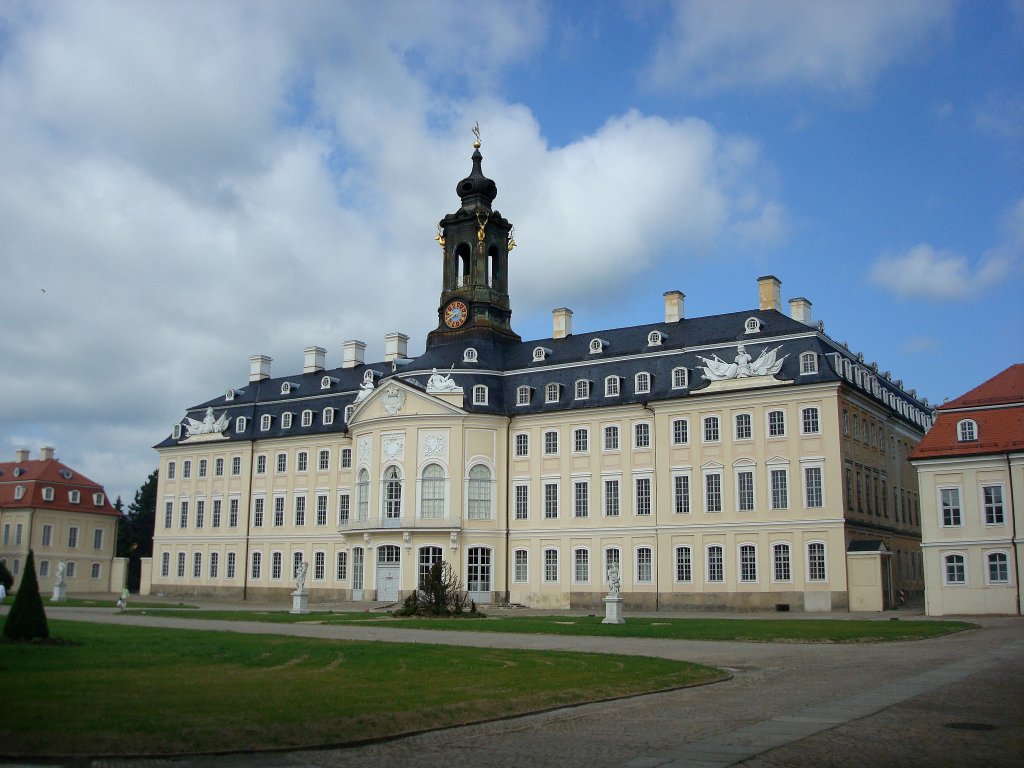 Wermsdorf in Sachsen,
Jagdschlo Hubertusburg, grtes Schlo Sachsens,
August der Starke lie es 1721-33 erbauen, bekannt durch den
 Frieden von Hubertusburg , das Ende des Siebenjhrigen Krieges,
ein Teil ist heute schsisches Staatsarchiv,
Juni 2010