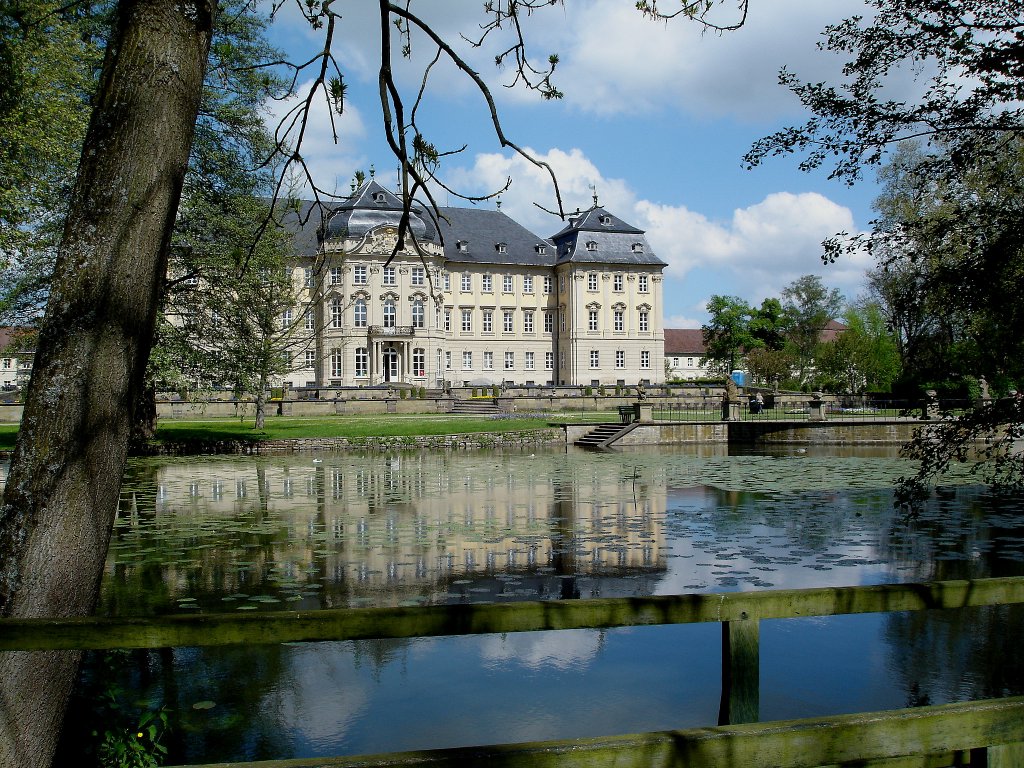 Werneck in Unterfranken, das Barockschlo mit groer Parkanlage, erbaut 1733-45 von Balthasar Neumann, Mai 2005