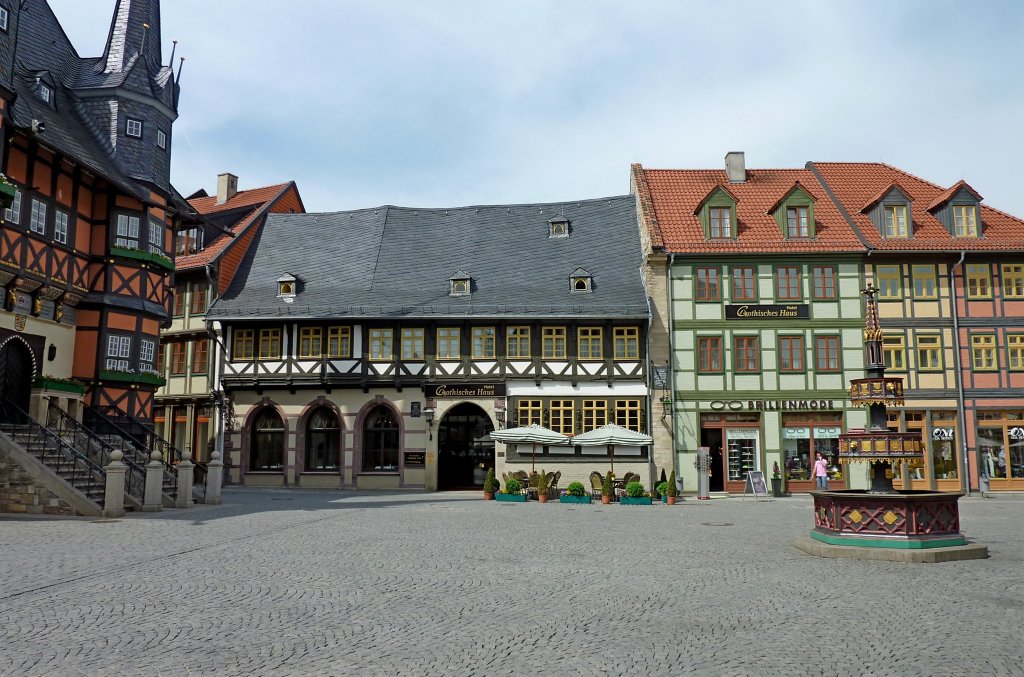 Wernigerode, Blick über den Markt mit Wohltäterbrunnen und Rathaus(links) zum Hotel  Gothisches Haus , Mai 2012