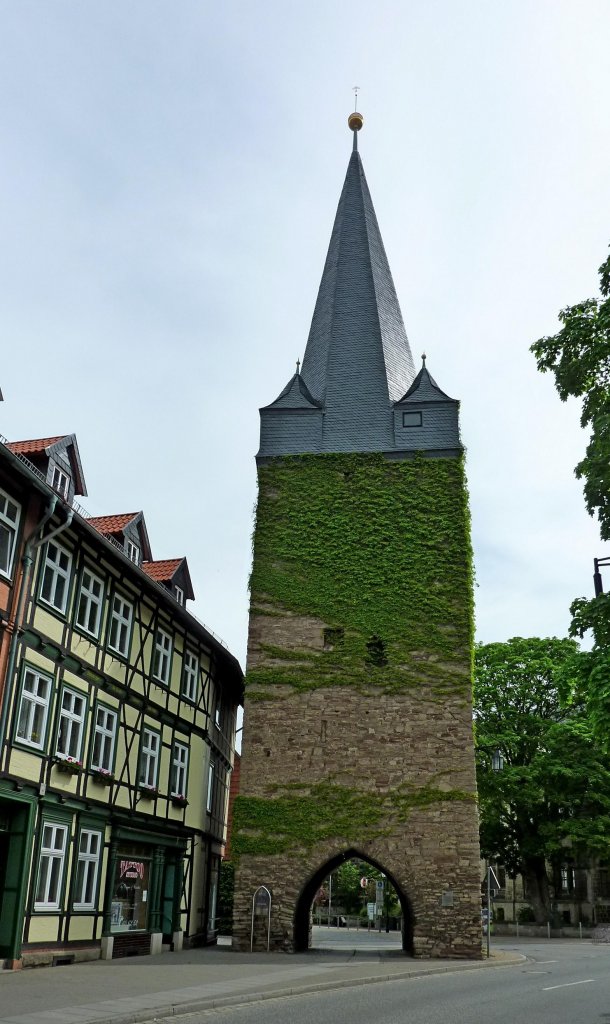 Wernigerode, der Westerntorturm, stadteinwrts gesehen, frhgotisch um 1250, Mai 2012