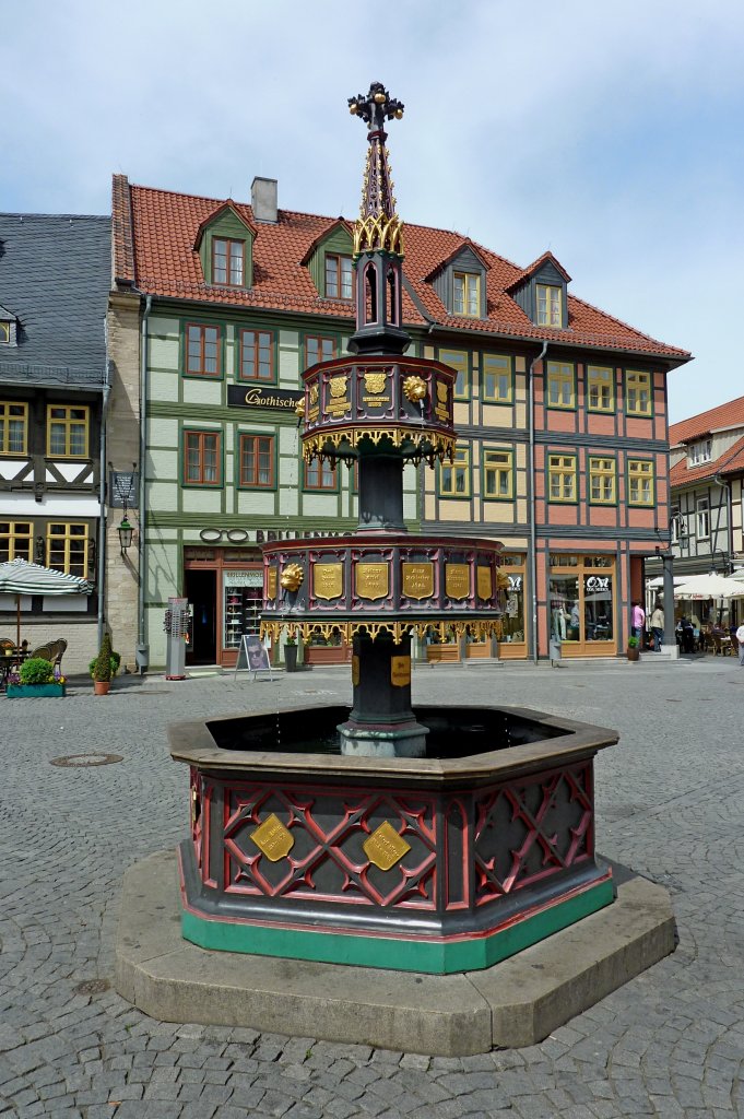 Wernigerode, der Wohltterbrunnen steht seit 1848 auf dem Marktplatz, gefertigt aus Eisengu im neugotischen Stil, Mai 2012