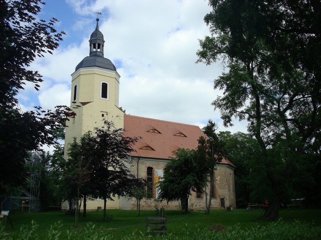 Wenig bei Torgau,
die am Internationalen Elbradweg gelegene Kirche wurde 2003 als 1.Radfahrerkirche Deutschlands erffnet,
Juni 2010