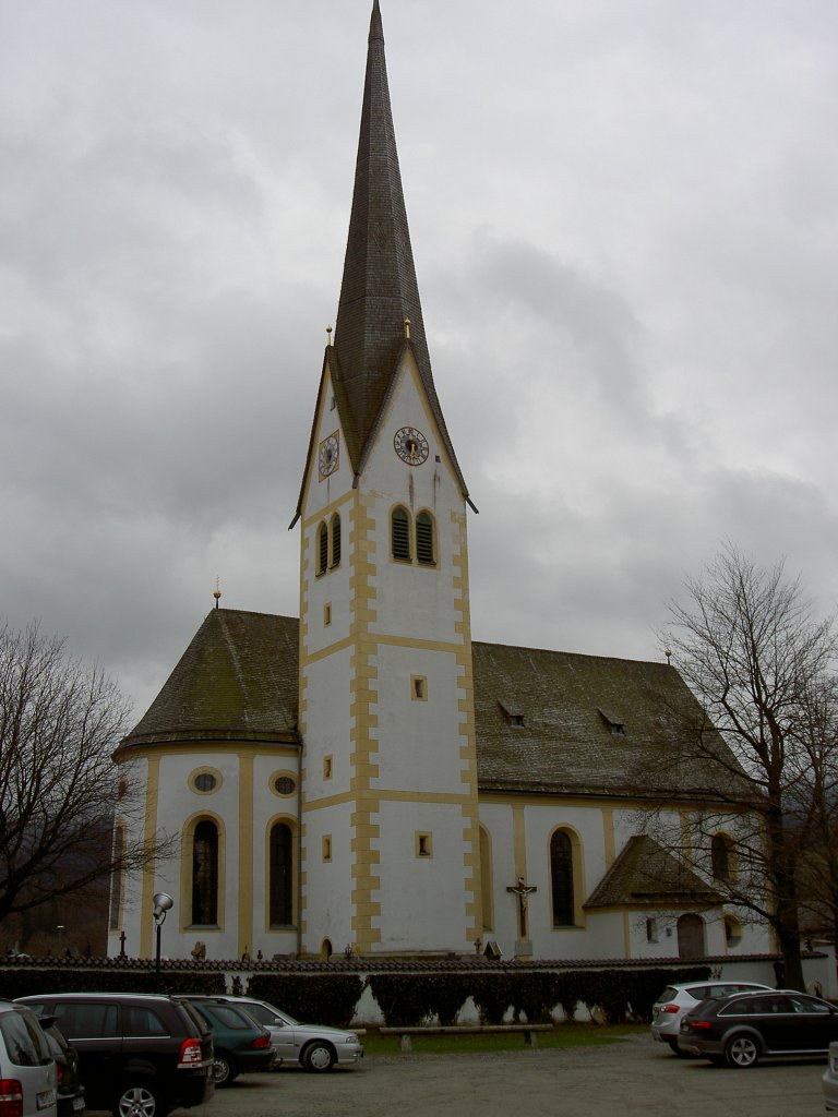Westenhofen, St. Martin Kirche, erbaut von 1734 bis 1737, Turm von 1529 (05.04.2012)