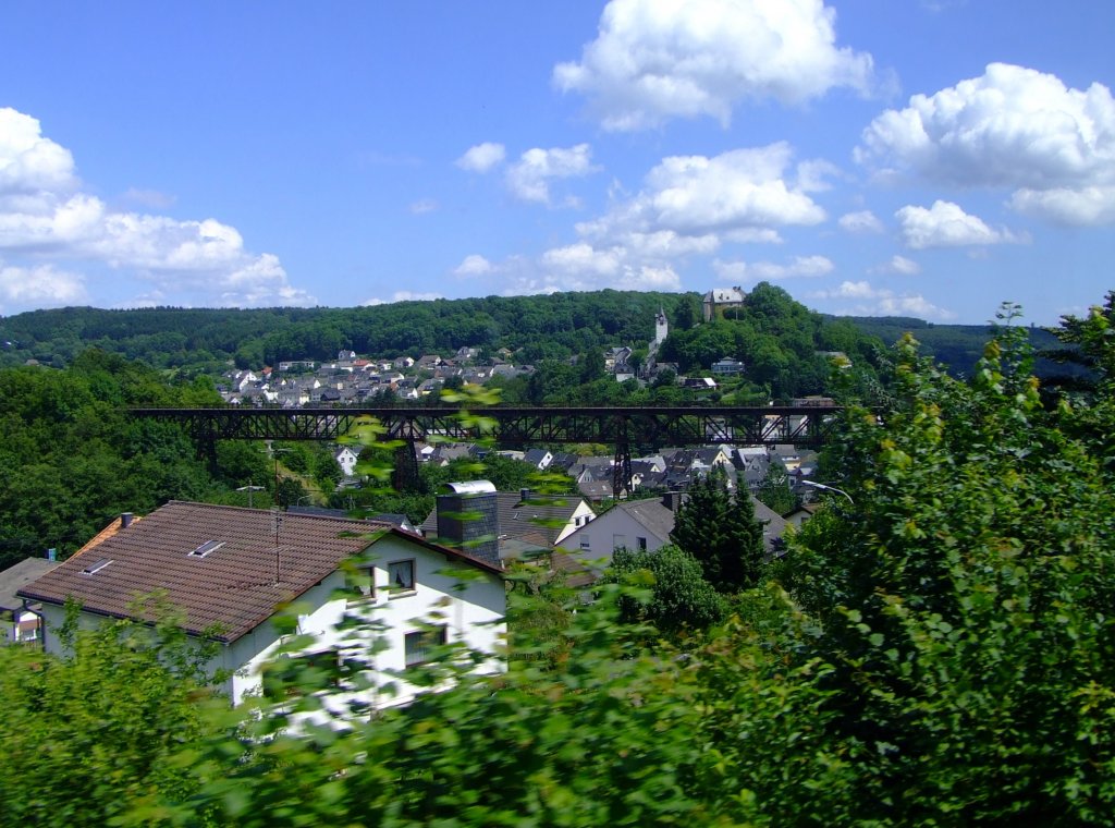 Westerburg am 13.07.2009. vorne die Hlsbachtalbrcke, eine 1906 errichtete Eisenbahnbrcke, die 1985 unter Denkmalschutz gestellt worden ist. In Hintergund der Westerburger Schlossberg mit Schloss und evangelischer Schlosskirche.