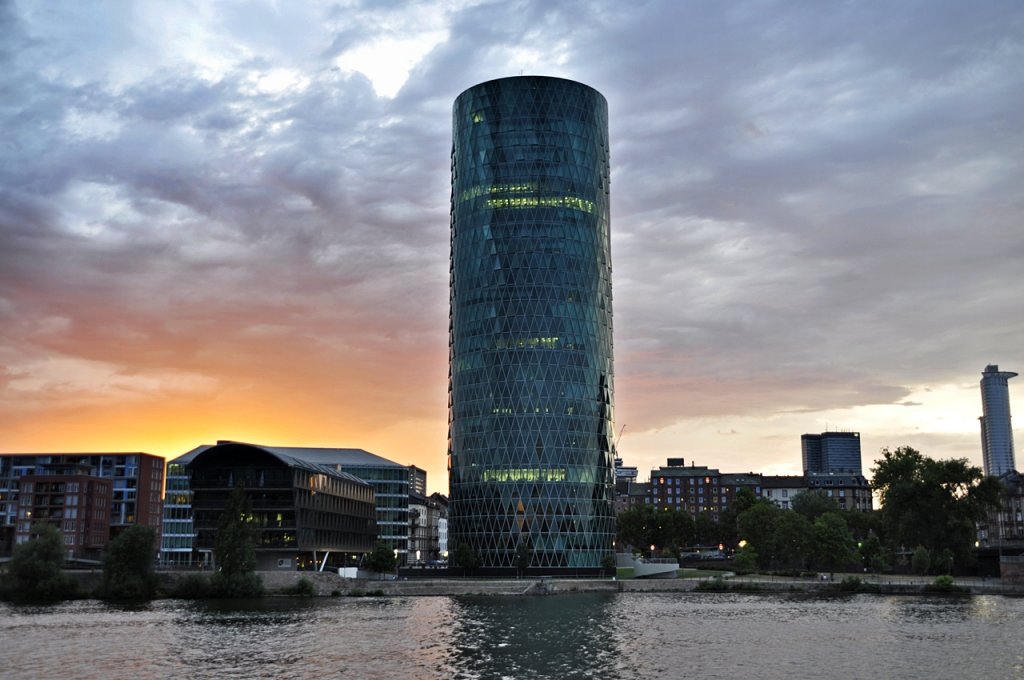 Westhafen-Tower in Frankfurt/M am Abend des 12.07.2010