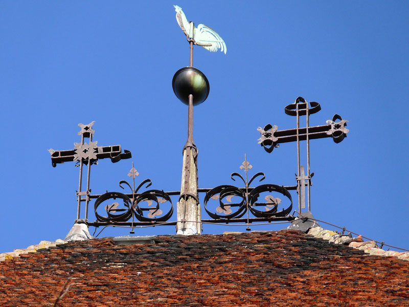 Wetterfahne (Wetterhahn) und Kreuze auf dem Dach des Turmes der Pfarrkirche St. Marien; Plau am See, 19.04.2010
