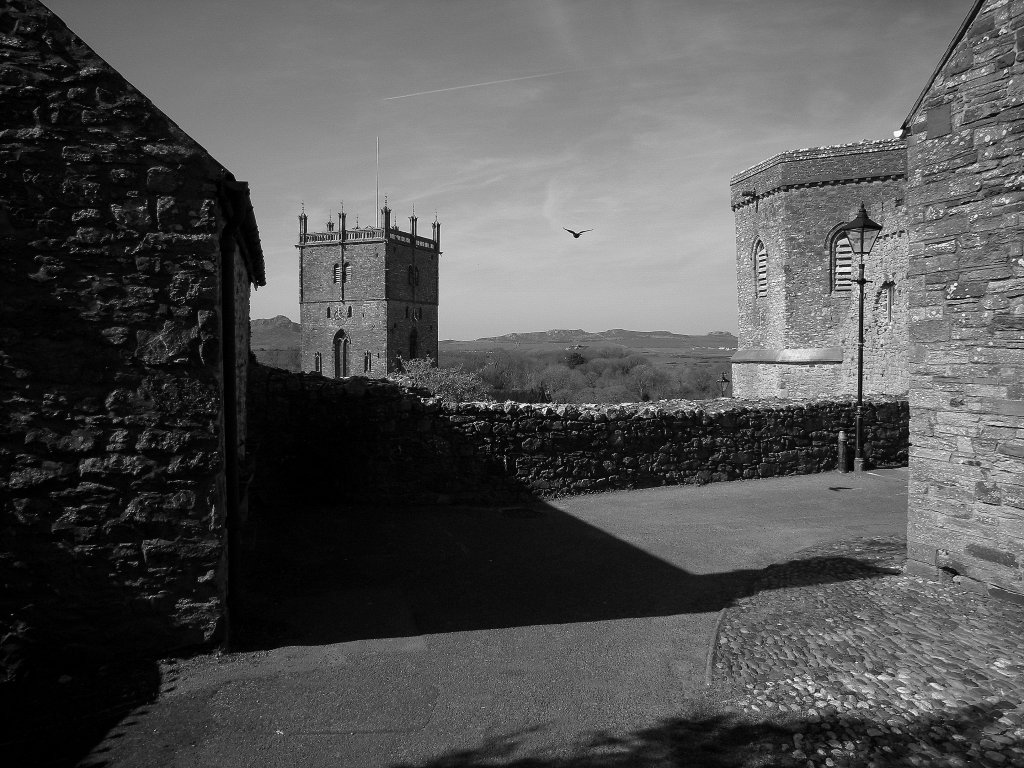 Wie fotografiert man eine  versteckte  Kathedrale?
Hier mein Vorschlag.
(St.David's 23. April 2010)