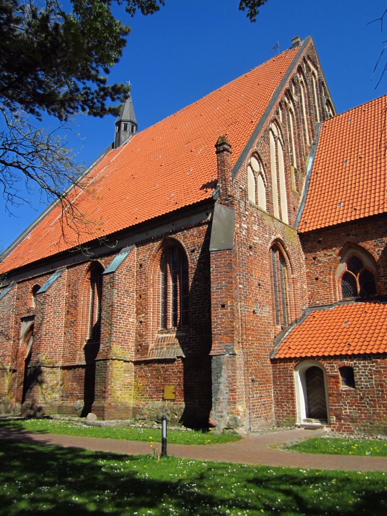Wiek/Rgen, St. Georg Kirche, dreischiffige gotische Backsteinkirche, erbaut ab 
1400 (21.05.2012)