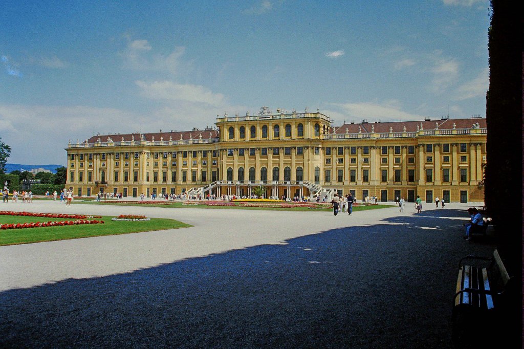 Wien, Schloß Schönbrunn, die Gartenseite, heutige Form stammt von 1743, größtes Schloß in Österreich, Weltkulturerbe der UNESCO, Scan von einem 1986 aufgenommenen Dia, März 2012