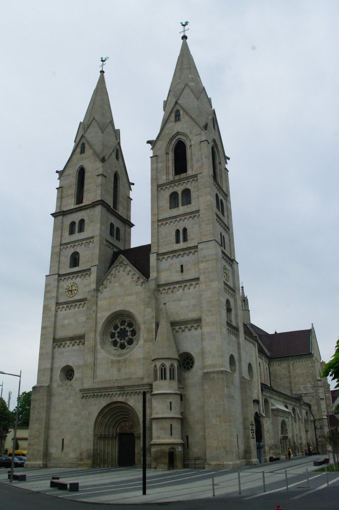 Wiener Neustadt, Dom Maria Himmelfahrt, im Kern sptromanische basilikale Kirche, 
Trme neu erbaut im 19. Jahrhundert, Niedersterreich (02.06.2011)