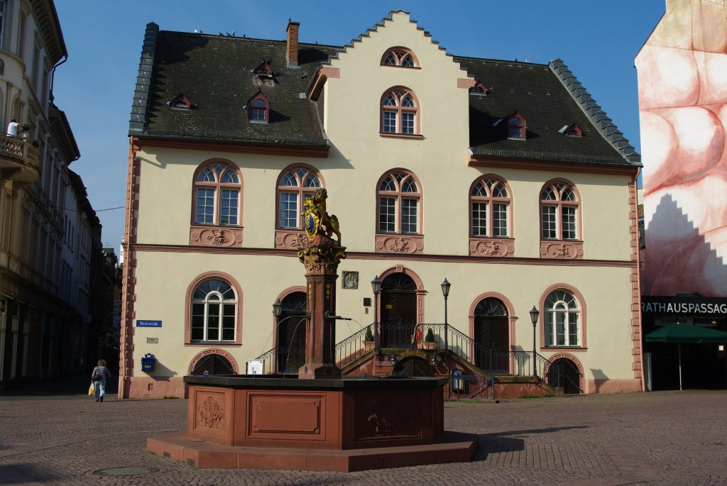 Wiesbaden, Altes Rathaus am Schloplatz, erbaut 1608 bis 1610, heute das lteste 
Gebude der Stadt, davor der Marktbrunnen (10.04.2009)