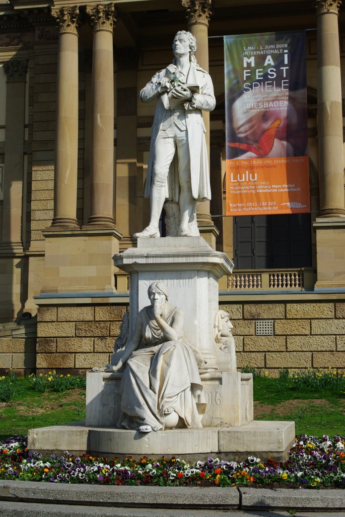 Wiesbaden, Friedrich Schiller Denkmal am Theater, errichtet 1905 vom Bildhauer 
Joseph Uphues (10.04.2009)