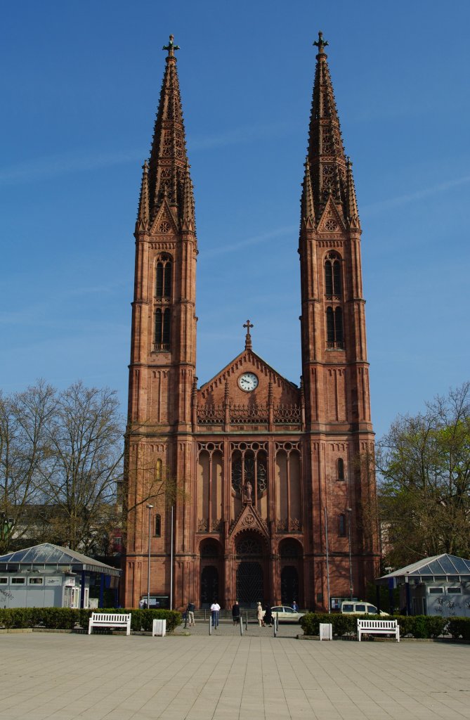 Wiesbaden, St. Bonifatius Kirche am Luisenplatz, erbaut von 1844 bis 1849 von 
Philipp Hoffmann als neogotische dreischiffige Hallenkirche (10.04.2009)