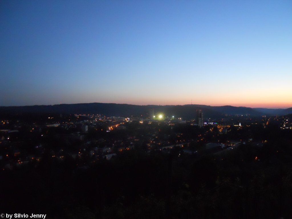 Winti by Night... resp. spter Dmmerung... Die Sonne strahlt zwar noch den Himmel an, aber in der Stadt brennen schon die Lichter. Ebenfalls findet ein Fussballspiel auf der Schtzenwiese statt, so dass die Stadionbeleuchtung zu sehen ist. Bumli 4.6.2010