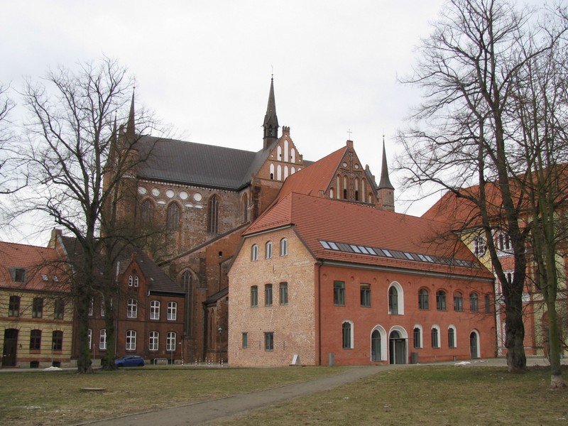 Wismar; Frstenhof (Amtsgericht) und St.-Georgen-Kirche von der Papenstrae aus gesehen, 07.03.2010