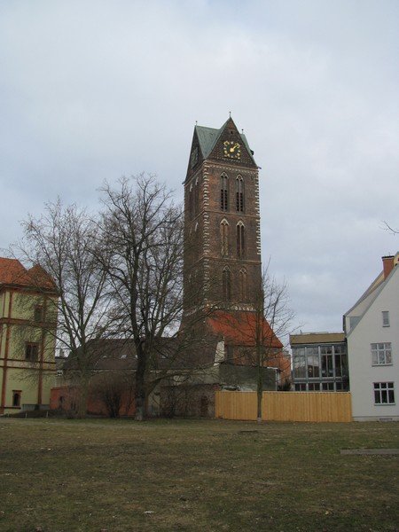 Wismar; St.-Marien-Kirchturm von der Papenstrae aus gesehen, 07.03.2010