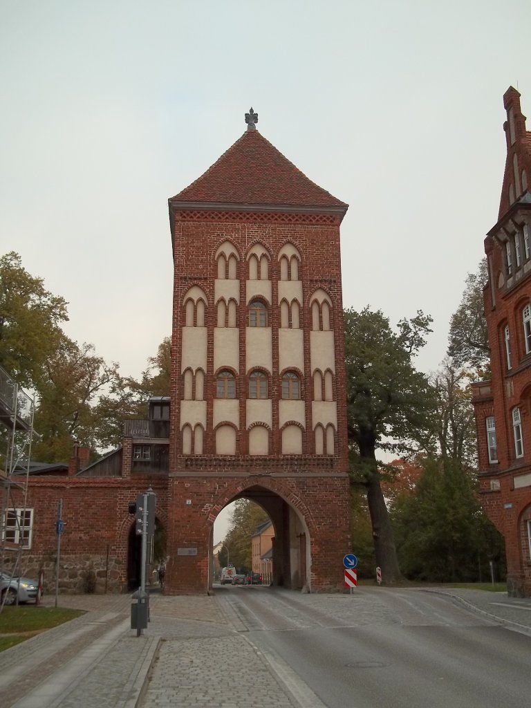 Wittstock/Dosse, Grpertor, im 14. Jhdt. erbaut, 1503 erhht, als einziges von drei Stadttoren erhalten, aufgenommen am 21.10.2011