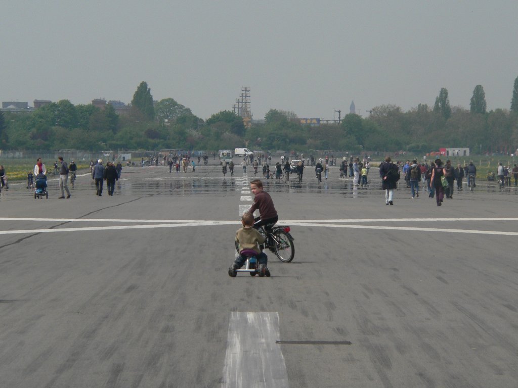 Wo frher Flugzeuge starteten und landeten, spielen nun Kinder. Berlin Tempelhof, 9.5.2010
