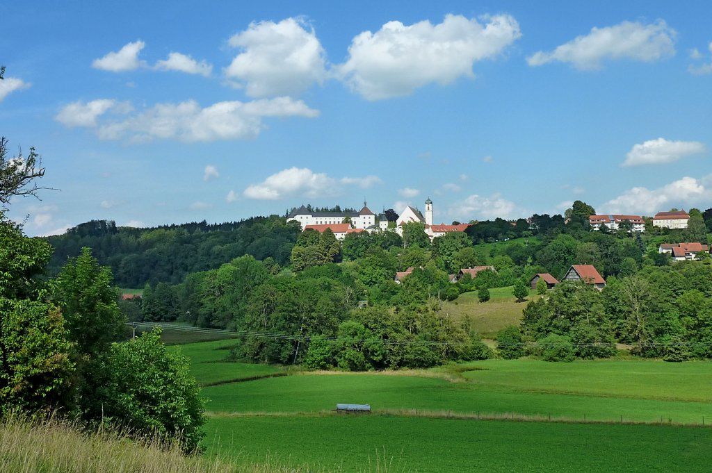 Wolfegg, Blick auf das Renaissanceschlo aus dem 16.Jahrhundert und die barocke Pfarrkirche, Aug.2012