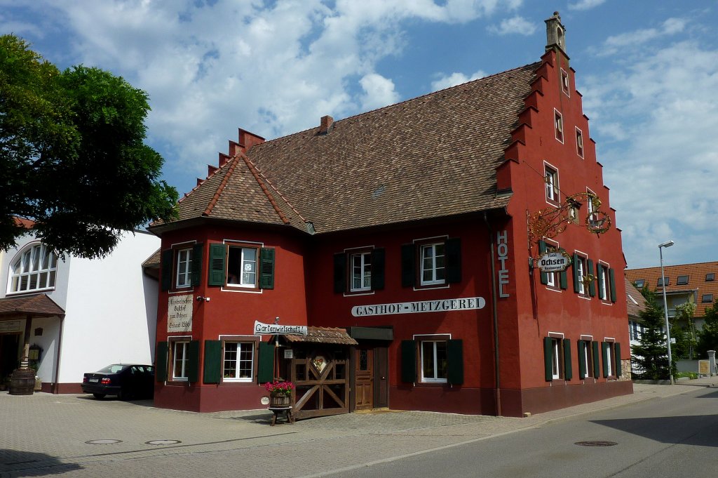 Wolfenweiler, bekannter Weinort im Markgrflerland, der historische  Gasthof zum Ochsen , erbaut 1586, Aug.2011
