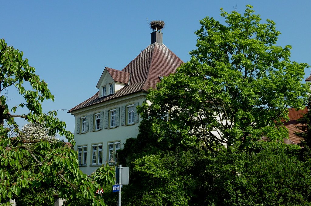 Wolfenweiler Weinort im Markgrflerland, das Rathaus im klassizistischen Stil, April 2011