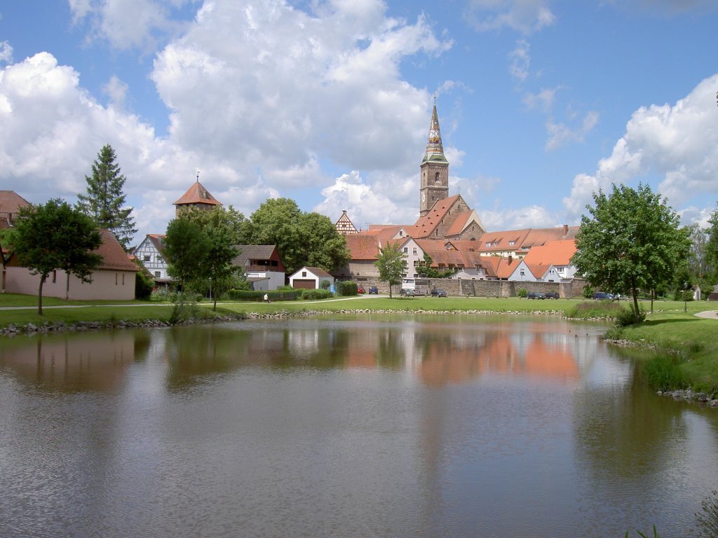 Wolframs-Eschenbach, Ausblick auf die Stadtmauer und Altstadt, Kreis Ansbach 
(17.06.2007)