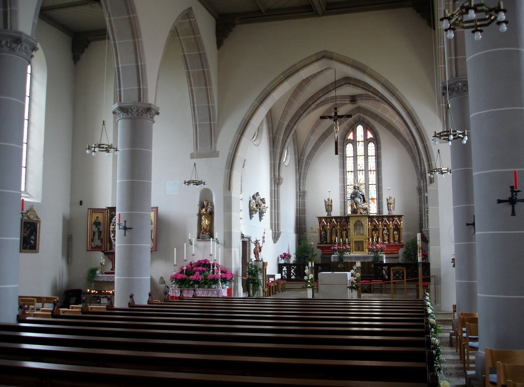 Wolframs-Eschenbach, Liebfrauenmnster, Blick zum Chorraum und Altar, Mai 2007