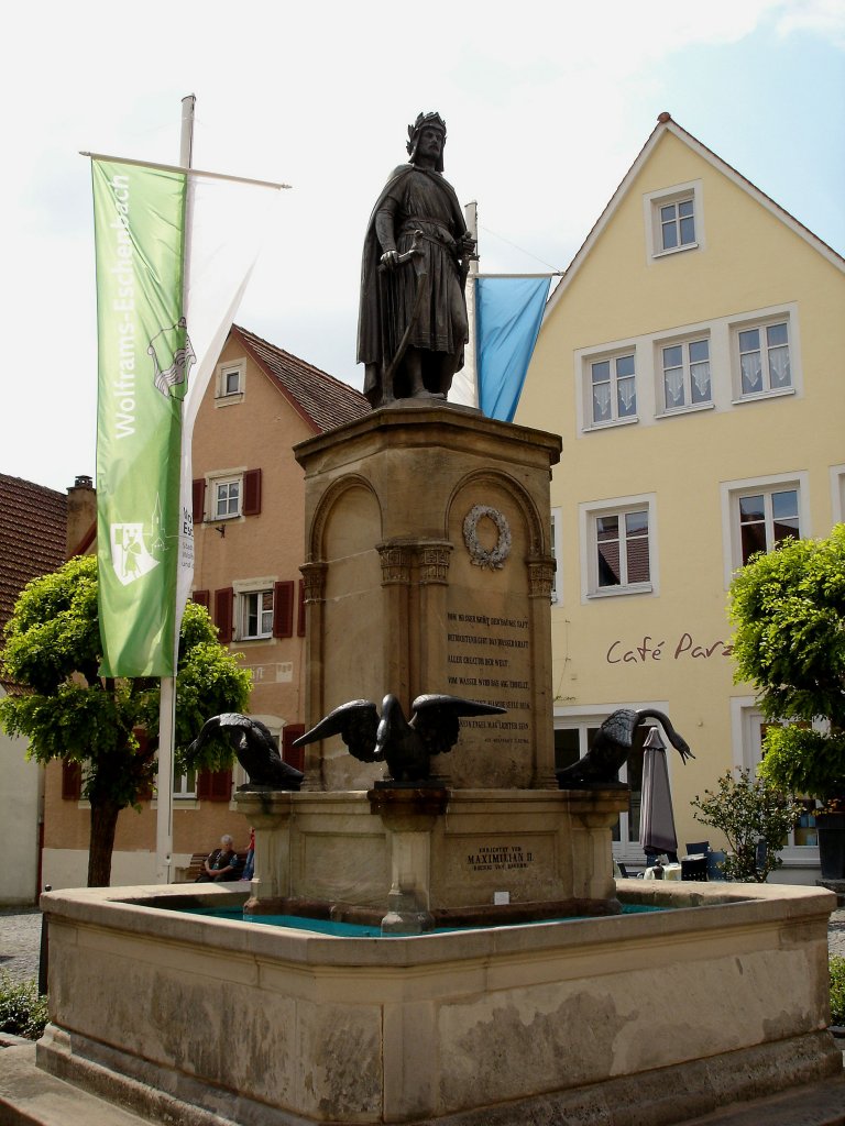 Wolframs-Eschenbach in Mittelfranken, hier steht der 1860 errichtete Brunnen mit Statue fr den bedeutsamsten deutschen Dichter des Mittelalters Wolfram von Eschenbach, berhmt durch das Epos  Parzival , 2006 