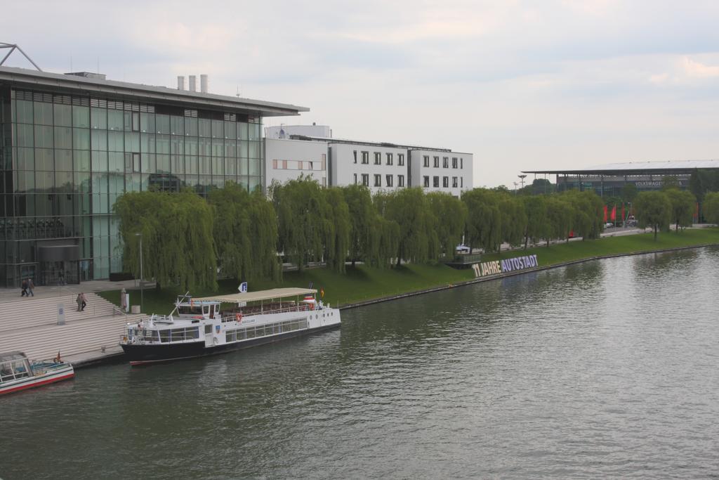 Wolfsburg Autostadt 25.10.2012
Blick von der Fugngerbrcke ber den Mittellandkanal auf das Hauptgebude
der Autostadt mit dem Schiffanleger. Im Hintergrund ist das Bundesliga
Stadion von Wolfsburg zu erkennen.