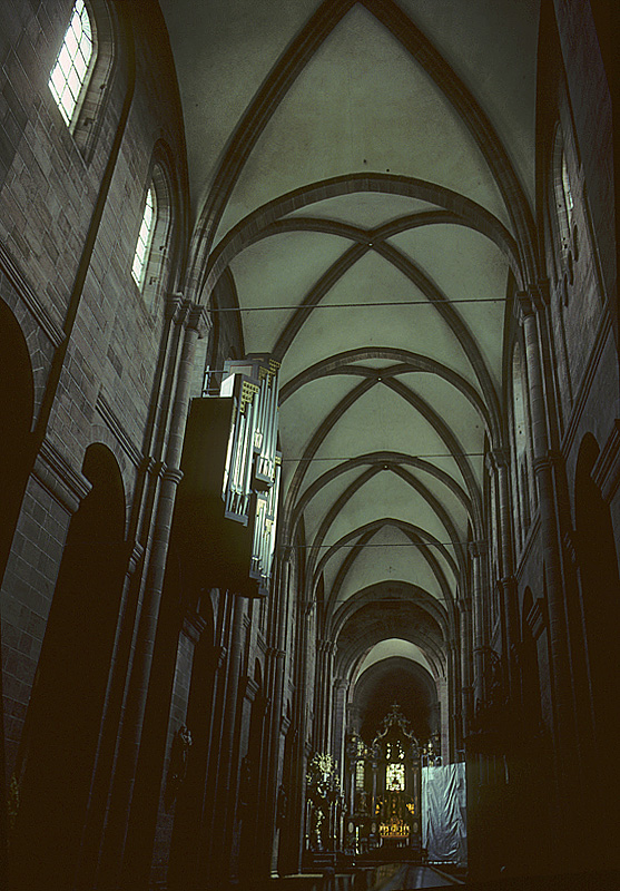 Worms, Kaiserdom. Hauptschlich romanischer Bau, ab 1130, sptere Vernderungen, bzw. Wiederherstellungen. Die quadratischen Mittelschiffs-Doppeljoche mit Rippengewlbe erreichen 27 m Hhe. Hochaltar (im Hintergrund) im Ostchor barock, um 1698. Aufnahme von Aug. 2002, HQ-Scan ab Dia.