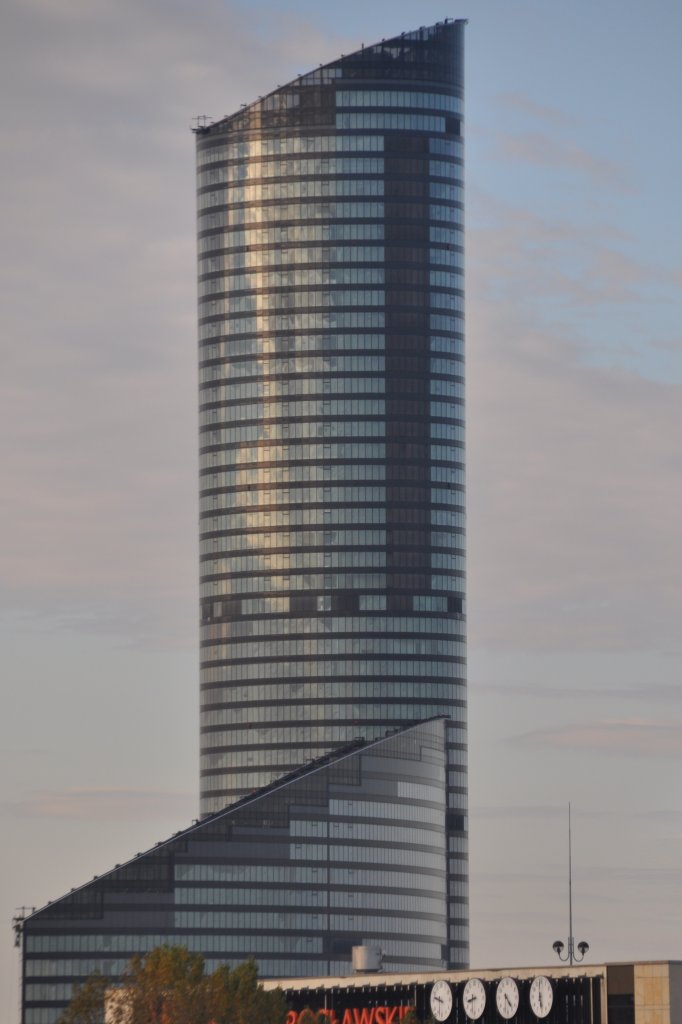 WROCŁAW, 09.10.2012, der sogenannte Sky Tower (fotografiert vom Hotelzimmer aus)