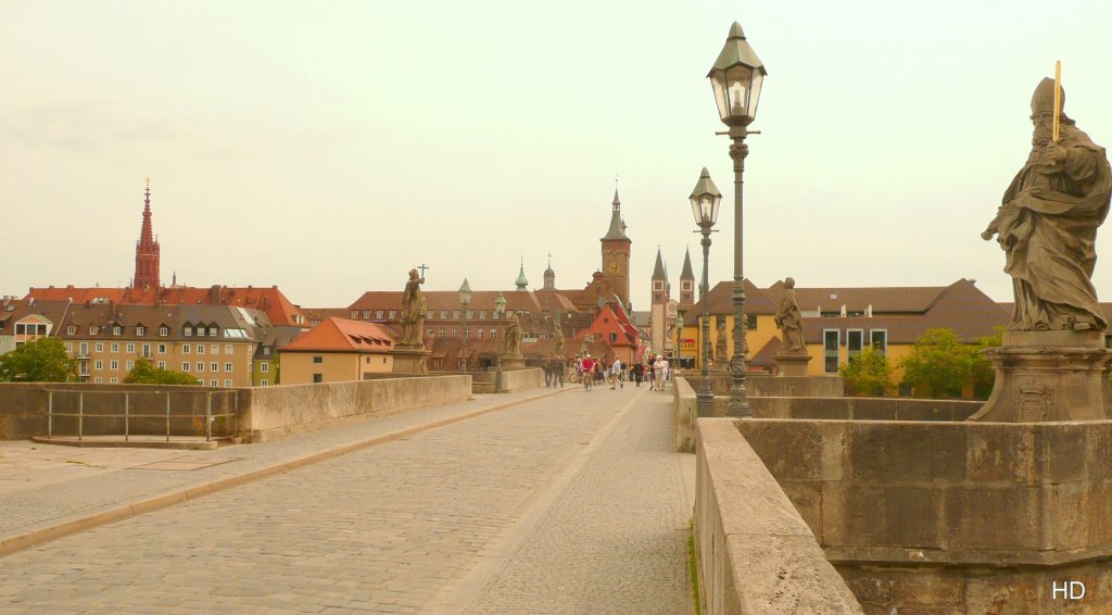 Wrzburg - alte Mainbrcke, bereichert mit 4,5 m hohen barocken Heiligenfiguren