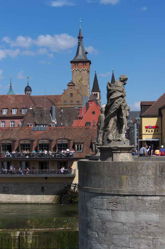 Wrzburg - Alte Mainmhle und Rathaus gesehen von der Alten Mainbrcke - 29.07.2012