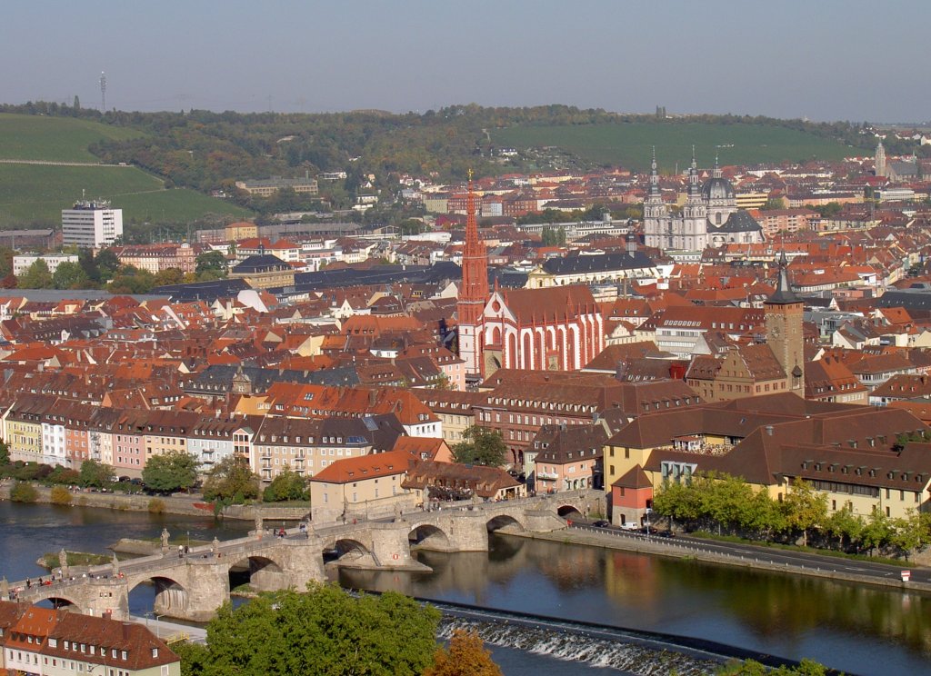 Wrzburg, Ausblick von der Marienburg auf die Altstadt und alte Mainbrcke (17.10.2006)