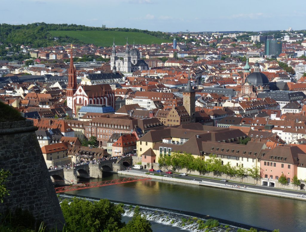 Wrzburg - Blick von der Festung Marienberg auf die Stadt der Kirchen und Trme.
(29.07.2012)