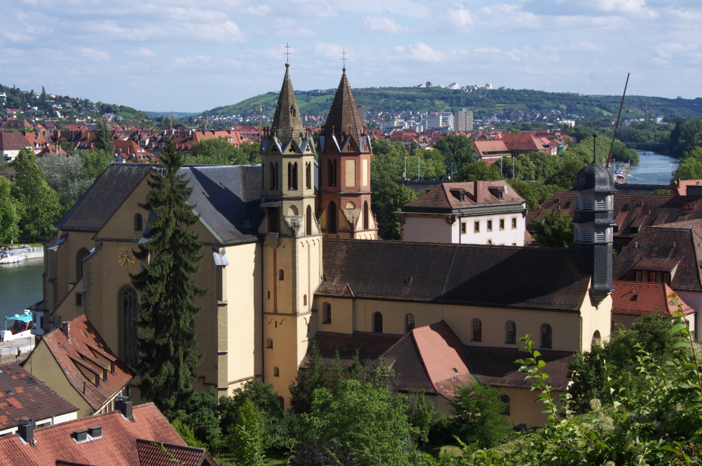 Wrzburg - Blick ber die Kirche St. Burkard zum Heuchelhof.
Die Kirche St. Burkard ist die lteste rmisch katholische Kirche in Wrzburg. 29.07.2012 