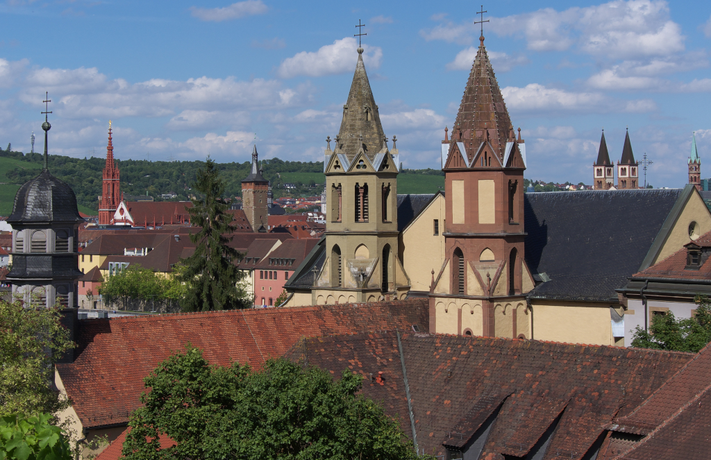 Wrzburg - Stadt der Kirchen und Trme - Blick auf Kirche St. Burkard,Rathaus,Marienkapelle und Kiliansdom - 29.07.2012