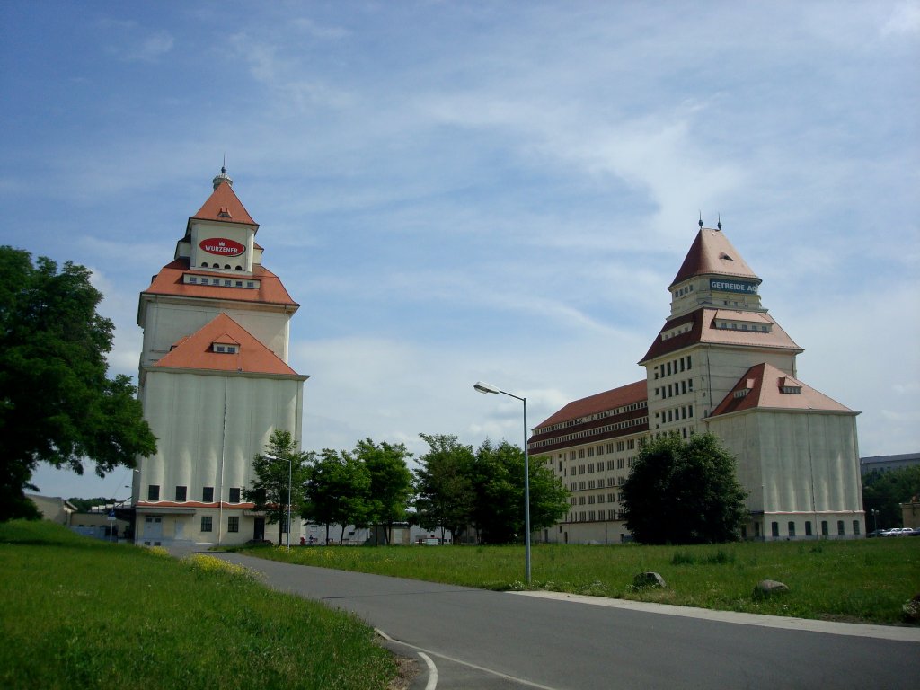 Wurzen im Landkreis Leipzig,
die Trme der Mhlenwerke 1917-25 erbaut sind das Wahrzeichen der Stadt,
Juni 2010