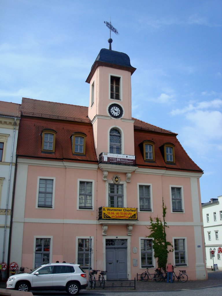Wurzen in Sachsen,
das Rathaus im klassizistischen Stil wurde 1803 erbaut,
1993-95 aufwendig saniert,
Juni 2010