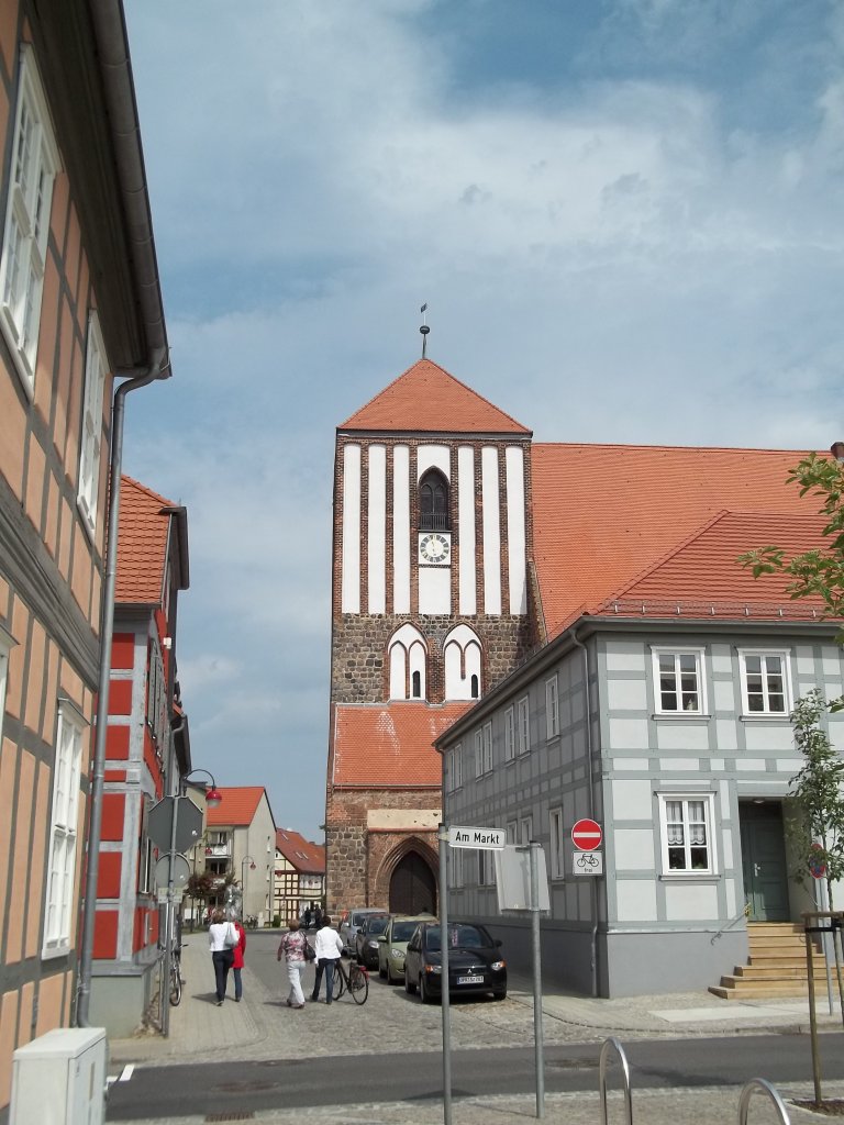 Wusterhausen/Dosse, Am Markt/Ecke Domstrae, Blick zur Stadtkirche St. Peter und Paul (14.05.2011)