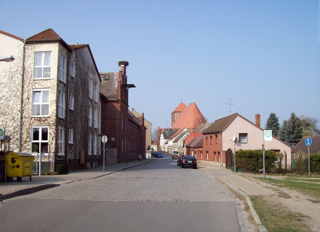 Wusterhausen/Dosse, Borchertstrae, Blick zur Kirche, links Seniorenheim, ehem. Spiritushospital mit Neubau (07.04.2009)