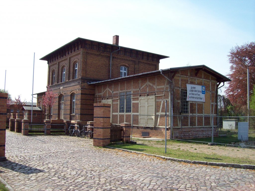 Wusterhausen/Dosse, leer stehendes Bahnhofsgebude, Straenseite (17.04.2009)