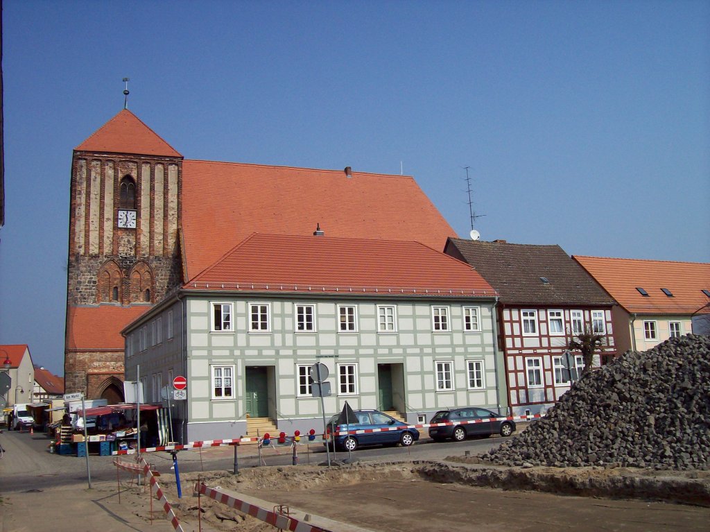 Wusterhausen/Dosse, Markt, Nordseite mit Blick auf Stadtkirche St. Peter und Paul(07.04.2009)