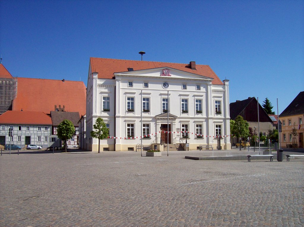 Wusterhausen/Dosse, Marktplatz mit Rathaus (05.06.2010)