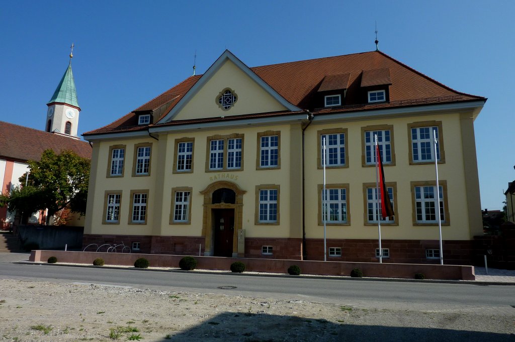 Wyhl am Kaiserstuhl, das neue Rathaus entstand 2009-10 durch den Umbau des alten Schulhauses von 1912, Okt.2011 